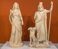 Le site archéologique de Gortyne en Crète. Statues d'Isis et de Sérapis du temple des divinités égyptiennes (auteur Jebulon). Cliquer pour agrandir l'image.