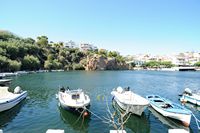 La ville d’Agios Nikolaos en Crète. Le lac Voulisméni. Cliquer pour agrandir l'image.