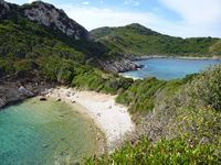 La ville d’Agros sur l’île de Corfou. La plage de Porto Timoni (auteur Rosa-Maria Rinkl). Cliquer pour agrandir l'image.