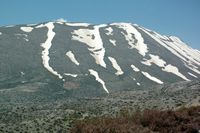 La ville d’Anogia en Crète. La face orientale du mont Koussakas. Cliquer pour agrandir l'image.