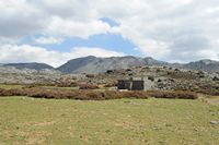 La ville d’Anogia en Crète. Le plateau de Petradolakia et le mont Piperos. Cliquer pour agrandir l'image.