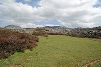 La ville d’Anogia en Crète. Le plateau de Petradolakia, à gauche le mont Skinakas. Cliquer pour agrandir l'image.