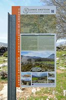 La ville d’Anogia en Crète. Panneau d'information Mitata. Cliquer pour agrandir l'image.