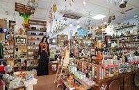 La ville d’Archanès en Crète. Boutique d'artisanat. Cliquer pour agrandir l'image.