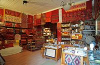 La ville d’Archanès en Crète. Boutique de tapis traditionnels crétois. Cliquer pour agrandir l'image.