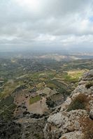 La ville d’Archanès en Crète. La vue vers le nord-ouest et la vallée de la rivière Giofyros depuis le mont Giouchtas. Cliquer pour agrandir l'image.
