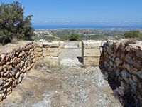 La ville d’Archanès en Crète. Héraklion vue depuis les ruines du temple d'Anemospilia (auteur Olaf Tausch). Cliquer pour agrandir l'image.