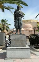 La vieille ville de La Canée en Crète. Statue d'Anagnostis Mantakas. Cliquer pour agrandir l'image.