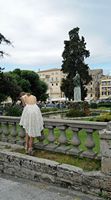Le quartier de l’Esplanade de la ville de Corfou. La statue de Sir Frederick Adam en robe de mariée. Cliquer pour agrandir l'image.