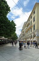 Le quartier de l’Esplanade de la ville de Corfou. Le Liston. Cliquer pour agrandir l'image.