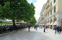 Le quartier de l’Esplanade de la ville de Corfou. Le Liston. Cliquer pour agrandir l'image.