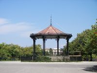 Le quartier de l’Esplanade de la ville de Corfou. Le kiosque à musique (auteur Dr. K.). Cliquer pour agrandir l'image.