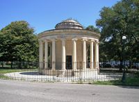 Le quartier de l’Esplanade de la ville de Corfou. Le monument à Maitland (auteur Dr. K.). Cliquer pour agrandir l'image.