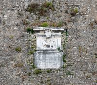 La nouvelle forteresse de la ville de Corfou. Lion de Saint-Marc et inscription sur l'escarpe du fossé (auteur Jean Housen). Cliquer pour agrandir l'image.