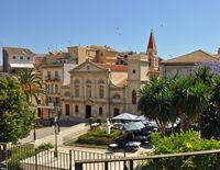 Le sud de la vieille ville de Corfou. La cathédrale catholique (auteur Marc Ryckaert). Cliquer pour agrandir l'image.