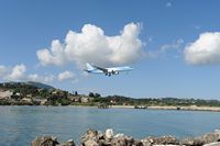 La presqu’île de Kanóni à Corfou. Boeing 737-800 de TUI au-dessus de la lagune de Chalikiopoulos. Cliquer pour agrandir l'image.