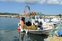 La presqu’île de Kanóni à Corfou. Bateau de pêche sur la lagune de Chalikiopoulos. Cliquer pour agrandir l'image.
