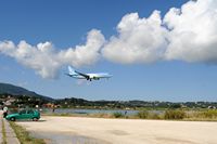La presqu’île de Kanóni à Corfou. Boeing 737-700 de TUI au-dessus de la lagune de Chalikiopoulos. Cliquer pour agrandir l'image.