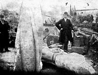 La presqu’île de Kanóni à Corfou. Découverte de la Gorgone du temple d'Artemis par Frederikos Versakis en 1911. Cliquer pour agrandir l'image.