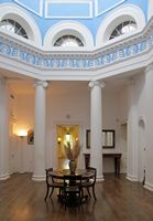 La presqu’île de Kanóni à Corfou. Le vestibule de l'étage du palais de Mon Repos (auteur Kritsolina). Cliquer pour agrandir l'image.