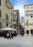 Le nord de la vieille ville de Corfou. Le clocher de l'église Saint-Spyridon. Cliquer pour agrandir l'image.