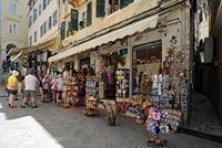 Le nord de la vieille ville de Corfou. Boutique de jouet, rue Nicéphore Théotokis. Cliquer pour agrandir l'image.