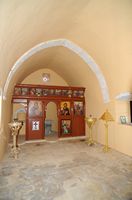La ville d'Évangélismos en Crète. Intérieur de l'église Sainte-Croix (Timios Stavros) sur le site de Lyctos. Cliquer pour agrandir l'image.