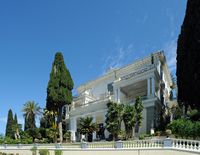 L’Achilleion, le palais de Sissi à Corfou. La façade du palais. Cliquer pour agrandir l'image.