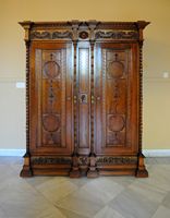 L’Achilleion, le palais de Sissi à Corfou. Armoire à linge. Cliquer pour agrandir l'image.