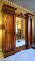 L’Achilleion, le palais de Sissi à Corfou. Armoire à glace. Cliquer pour agrandir l'image.