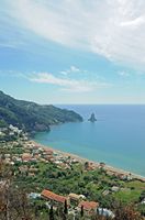 La ville de Gastoúri à Corfou. La station balnéaire d'Agios Gordios et le rocher Megalo Tholeto. Cliquer pour agrandir l'image.