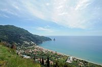 La ville de Gastoúri à Corfou. La station balnéaire d'Agios Gordios et le rocher Megalo Tholeto. Cliquer pour agrandir l'image.