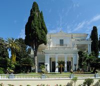 L’Achilleion, le palais de Sissi à Corfou. La façade du palais. Cliquer pour agrandir l'image.