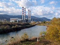 La ville de Gazi en Crète. Centrale électrique refroidie par la rivière Almyros (auteur C. Messier). Cliquer pour agrandir l'image.