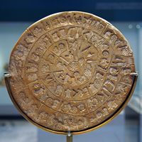 Le Musée archéologique d’Héraklion en Crète. Disque du site de Phaistos (face A) (auteur C. Messier). Cliquer pour agrandir l'image.