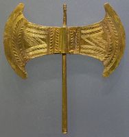Le Musée archéologique d’Héraklion en Crète. Double hache votive de la grotte d'Arkalochori (auteur ZDE). Cliquer pour agrandir l'image.