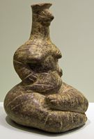 Le Musée archéologique d’Héraklion en Crète. Déesse stéatopyge de l'époque néolithique (5300-3000 avant JC) du site de Pano Chorio (auteur ZDE). Cliquer pour agrandir l'image.