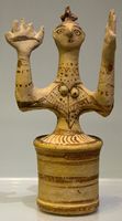 Le Musée archéologique d’Héraklion en Crète. Déesse aux bras levés de l'époque postpalatiale du site de Cnossos (auteur ZDE). Cliquer pour agrandir l'image.