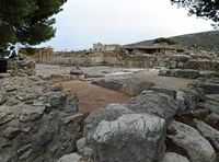 Le palais de Cnossos à Héraklion en Crète. L'entrée du corridor des processions depuis la cour ouest. Cliquer pour agrandir l'image.