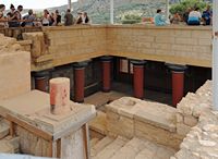 Le palais de Cnossos à Héraklion en Crète. Le vestibule des colonnades des appartements royaux. Cliquer pour agrandir l'image.