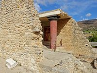 Le palais de Cnossos à Héraklion en Crète. Le corridor du Prince des Lys (auteur Olaf Tausch). Cliquer pour agrandir l'image.