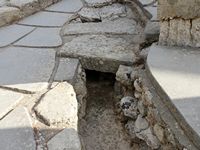 Le palais de Cnossos à Héraklion en Crète. La rampe de l'entrée du nord (auteur Olaf Tausch). Cliquer pour agrandir l'image.