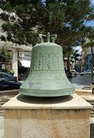 Le sud de la ville d’Héraklion en Crète. Cloche devant l'église Saint-Ménas. Cliquer pour agrandir l'image.