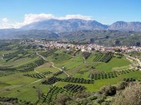 La ville d’Héraklion en Crète. Le village de Dafnès et le massif du Psiloritis (auteur C. Messier). Cliquer pour agrandir l'image.
