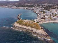 La ville d’Hersonissos en Crète. La presqu'île de Kastri et le port de Chersonissos (auteur C. Messier). Cliquer pour agrandir l'image.