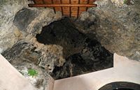 La côte nord de la commune d’Iérapétra en Crète. Église troglodytique de Moni Fanéroméni. Cliquer pour agrandir l'image.