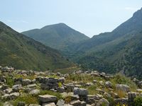 La côte nord de la commune d’Iérapétra en Crète. La vallée d'Avgos, le site archéologique d'Azorias et le mont Bebonas (auteur Schuppi). Cliquer pour agrandir l'image.