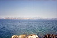 La ville de Kassiopi sur l’île de Corfou. Les côtes de l'albanie depuis Kassiopi. Cliquer pour agrandir l'image.