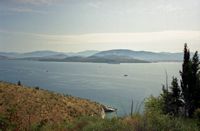 La ville de Kassiopi sur l’île de Corfou. Le détroit de Corfou vu depuis Nissaki. Cliquer pour agrandir l'image.
