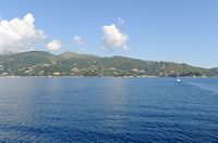 La ville de Kassiopi sur l’île de Corfou. La baie de Kalami vue depuis le canal de Corfou. Cliquer pour agrandir l'image.